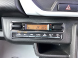 温度の設定のみで快適な風量やモードなどを自動調整してくれるフルオートエアコンを装備!