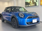 MINIのフロントグリルのデザインはイギリスで生まれた当初から、シルバーのサイドバーが折り重なった伝統的なデザインで御座います。その伝統はBMWのお車になってからでも少しずつ形を変えて守られております