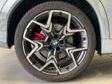 BMWの純正アロイホイールは軽量かつ強度にも優れているホイールで走行性能を引き上げる設計になっております。足元にもBMWは妥協がなくこだわっている個所になります。