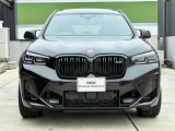 【BMWの伝統】BMWの特徴的な&ldquo;キドニーグリル&rdquo;は、80年以上続く伝統の形でございます。変わらないこだわりのデザインが、プレミアムブランド&ldquo;BMW&rdquo;を創り出します。
