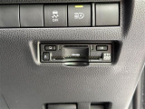 【ETC2.0(DSRC/ITSスポット)】ETCカードを挿入すれば料金所はノンストップで通過できます。ETC限定の割引や、高速道路の情報提供サービスを利用できます。
