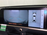 パノラミックビューモニターを装備。駐車場や交差点でクルマを真上から見るように周囲を確認できます。機能の詳細は販売店スタッフまでおたずねください。