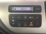 【オートエアコン】一度お好みの温度に設定すれば、車内の温度を検知し風量や温度を自動で調整。暑い&hellip;寒い&hellip;と何度もスイッチ操作をする必要はありません。快適な車内空間には必須の機能ですね♪