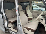 運転席は座り心地が良く快適にドライブをしていただけます。