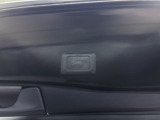 パワーバックドアです。荷物を持っていても、ボタンを押すだけで簡単に開閉ができます。