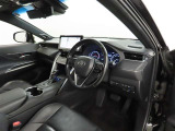 高級感のある美しいインテリアデザインの運転席です。