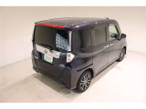 後部座席とリヤはプライバシーガラスになっています。座っている人や置いてある荷物が見えにくくなっているのでプライバシーの確保が出来ます。