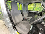運転席まわりには十分なスペースがあり、大柄な方でもゆったり運転していただける環境です。