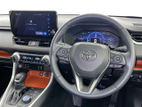 運転席まわりです。 各操作スイッチは使いやすい位置に配置されてます。