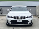 【BMWの伝統】BMWの特徴的な&ldquo;キドニーグリル&rdquo;は、80年以上続く伝統の形でございます。変わらないこだわりのデザインが、プレミアムブランド&ldquo;BMW&rdquo;を創り出します。