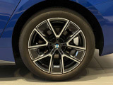 BMWの純正アロイホイールは軽量かつ強度にも優れているホイールで走行性能を引き上げる設計になっております。足元にもBMWは妥協がなくこだわっている個所になります。
