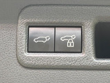 【パワーバックドア】スマートキーや運転席のボタンを押すだけでリアゲートが自動で開閉します!荷物を持っている時や、高い位置にあるバックドアを閉める際に便利な機能です♪