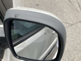 ブラインドスポットモニター付きですので死角に車両がいるとオレンジに光って知らせてくれます。