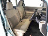 運転席の座面高さを調整できるシートリフターが付いています。フロントシートはベンチシートを採用で、座面も広く使い勝手もいいですよ♪