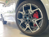 BMWの純正アロイホイールは軽量かつ強度にも優れているホイールで走行性能を引き上げる設計になっております。足元にもBMWは妥協がなくこだわっている個所になります。