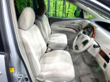 運転席まわりには十分なスペースがあり、大柄な方でもゆったり運転していただける環境です。