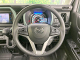 インテリアに合わせたデザインのステアリングは、運転される方のことも考え、運転しやすい形状、大きさです。是非一度、実際に触ってお確かめください。