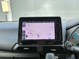 日産オリジナルナビゲーション(MM223D-L)装着車♪インパネにマッチするデザインに加え、9インチの大画面なので地図が大きく見え、操作性を高めます☆