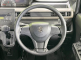 インテリアに合わせたデザインのステアリングは、運転される方のことも考え、運転しやすい形状、大きさです。是非一度、実際に触ってお確かめください。