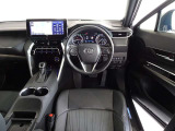 革巻きステアリングで快適な操作性の運転席です。