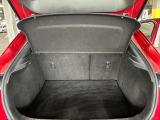 トランク収納スペースをご確認ください。荷物の積み下ろしがしやすい広さを確保しており、日常使いからレジャーまで幅広く活用できます。