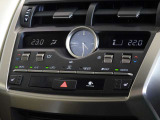 ドライブモードセレクトスイッチはドライバーがより運転に集中できるようにメーターフード横に配置。すぐれた操作性を実現してます。