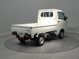 【斜め後ろからの機能美】荷物の積み下ろしがしやすい親切な設計が魅力です。お仕事や趣味など、これからのライフスタイルに合わせて自由にお使いいただける、寄り添い上手な一台です。