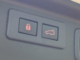 【パワーバックドア】スマートキーや運転席のボタンを押すだけでリアゲートが自動で開閉します!荷物を持っている時や、高い位置にあるバックドアを閉める際に便利な機能です♪