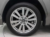プレミアムメタリック塗装の22インチ鍛造アルミホイールを装備しています。タイヤサイズ265/50R22