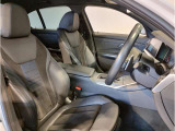 【コックピットシート】BMW車の主役席。車体中央にくる様に配置し車両重心とが一致する事でドライバーと車との一体感あるドライビングを実現。人間工学に基づき形成した形状が長時間のドライブ疲労も軽減します!