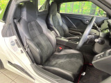 【ハーフレザーシート】高級感と座り心地を両立した人気のシート♪背面・座面のファブリック素材は、通気性の良さや滑りにくさに優れています。気温や服装に左右されず快適にお乗りいただけます。