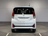 前・後方に車両や壁などの障害物がある場合、クルマが誤操作を察知して、衝突を未然に防ぎます。