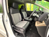 運転席まわりには十分なスペースがあり、大柄な方でもゆったり運転していただける環境です。