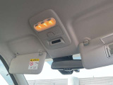 サンバイザーの裏には小型のミラーがあり、身だしなみのチェックも簡単です。