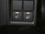運転席と助手席には寒い時にうれしいシートヒーターが装備されてます。