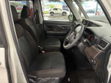 運転席の画像です。足元やシートまわりに余裕があり、リラックスした姿勢で運転が可能です。視界も良好で操作系へのアクセスもしやすく、快適で安心感のあるドライブをサポートします。