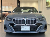 【BMWの伝統-1】BMWの特徴的な&ldquo;キドニーグリル&rdquo;は、80年以上続く伝統の形でございます。変わらないこだわりのデザインが、プレミアムブランド&ldquo;BMW&rdquo;を創り出します。