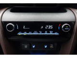 ★エアコンはオートタイプが装着済みです!オートモードにしておけば、車内温度を設定するだけで風の料や吹き出し口の切り替えを機械が行ってくれます!一年中快適な環境を作れますよ♪