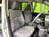 運転席まわりには十分なスペースがあり、大柄な方でもゆったり運転していただける環境です。