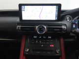 純正ナビ付です。もちろん車両後方を表示するバックガイドモニターが付いていて車庫入れ安心!
