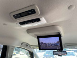 後席モニターが装備されており、後席の方も長時間の移動を退屈する事なく快適にお乗りいただけます。