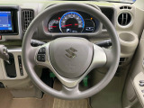 インテリアに合わせたデザインのステアリングは、運転される方のことも考え、運転しやすい形状、大きさです。是非一度、実際に触ってお確かめください。