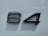 B4モデルはエンジンスタートが非常に静か。かつ発進時にもスターターモーターによるアシストがかかり滑らかで力強い走り心地です。プレミアムモデルにより相応しい仕上がりとなりました。