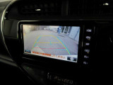 車庫入れや縦列駐車時の後方視界をサポートするバックモニターを装備!!