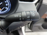 スイッチをオートに設定しておけば、車外の明るさに応じて自動的にヘッドランプを点灯・消灯します。夕暮れ時やトンネルの続く山道などを走行する時に便利なコンライトを装備しています。