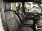 運転席の画像です。足元やシートまわりに余裕があり、リラックスした姿勢で運転が可能です。視界も良好で操作系へのアクセスもしやすく、快適で安心感のあるドライブをサポートします。