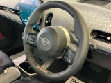 MINIの内装はとにかく『円』に拘ったデザインコンセプトが一目で伝わってきます。これほど円形に拘った車は他に御座いません。伝統のデザイン、トグルスイッチなど遊び心のある内装で御座います。
