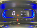 視認性に優れたメーターを採用しており、走行中でも車速や情報が分かりやすく表示されます。運転時の視線移動をむりのない範囲に抑え、快適で安心感のあるドライブをサポートします。