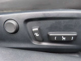 運転する時はドライビングポジションが気になりますよね。パワーシートで座席位置の微調整もしっかりできます。高級感がある装備としても人気があります。