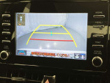車庫入れなど後進運転時に死角をモニターで確認ができて安全です♪ ステアリング操作の参考になるガイド線も表示しますので車庫入れがニガテな方も安心ですネ!